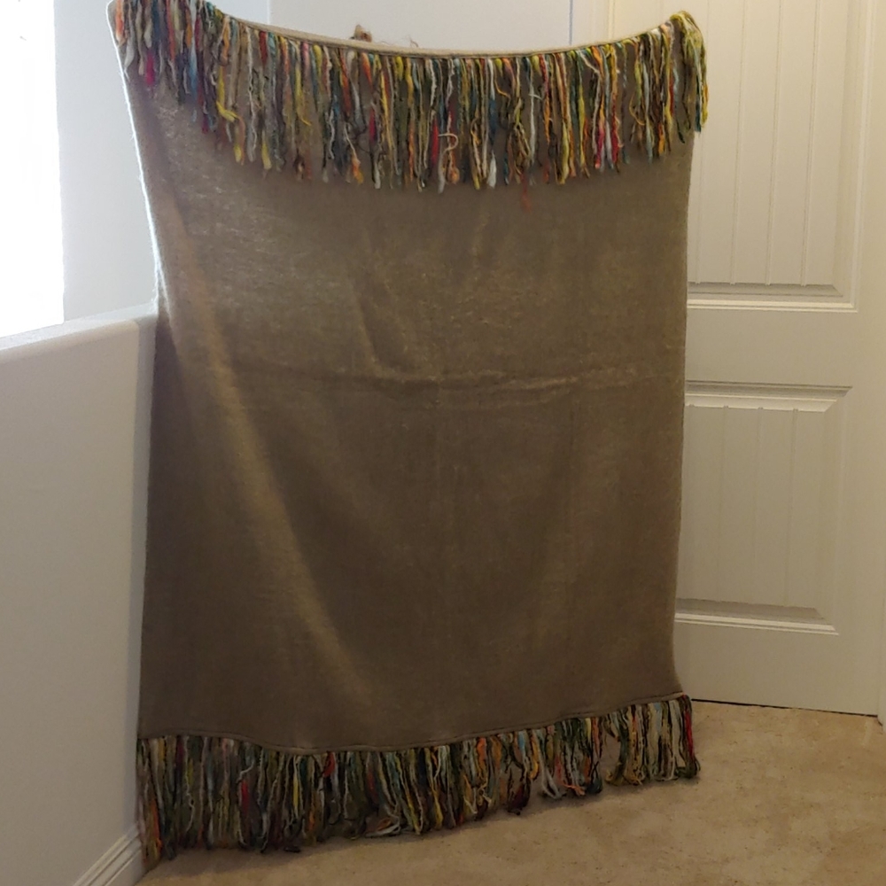 Shiraleah Chicago fringe throw new 50"x77"